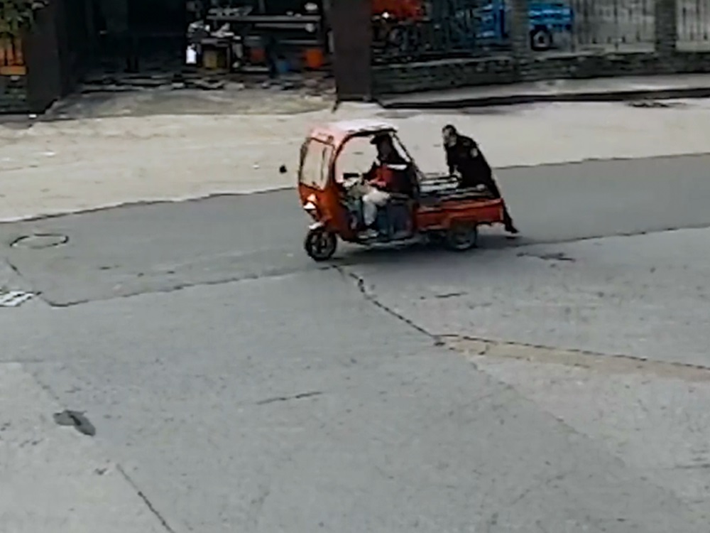 何偉一跳上車斗。網上影片截圖