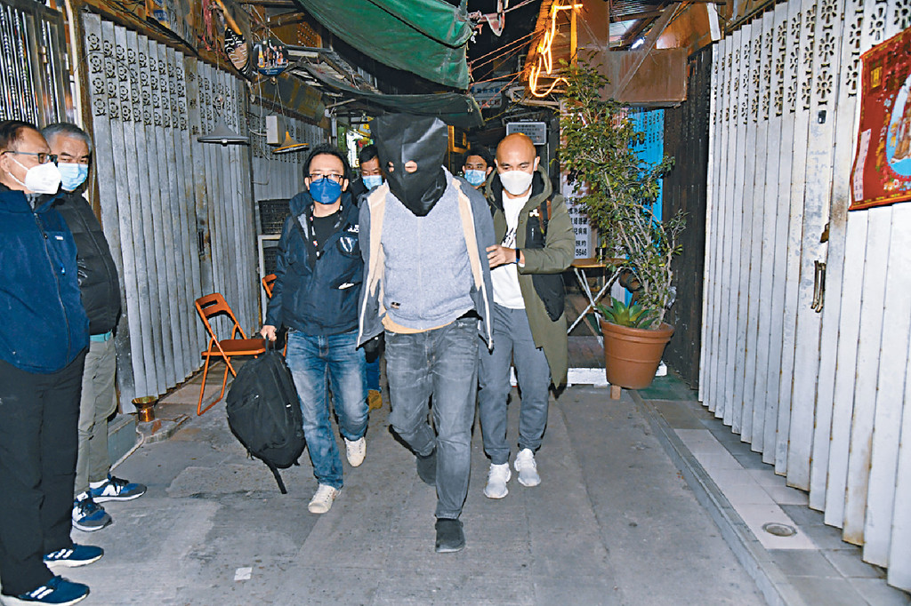 ■涉嫌阻礙及襲擊公職人員的菲漢被押走。