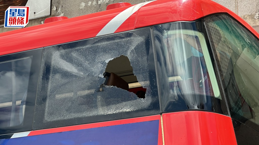九巴右边车窗被乘客击破。刘汉权摄
