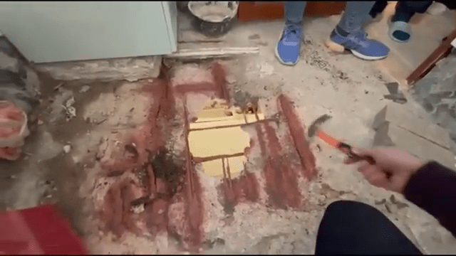 網紅師傅便不耐煩地打斷：「呢個我地諗呀......你唔需要建議㗎呢個位，呢樣嘢，我哋會執嘅！」(HUMA LO＠Youtube影片截圖)