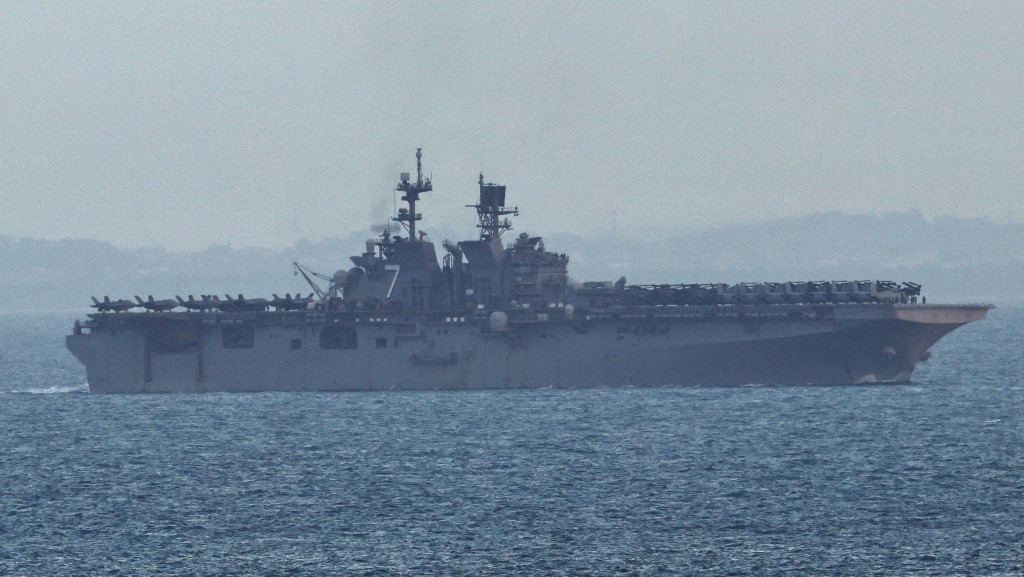 美军两栖攻击舰「的黎波里号」抵中东 增派3500名海军陆战队员及水兵。路透社
