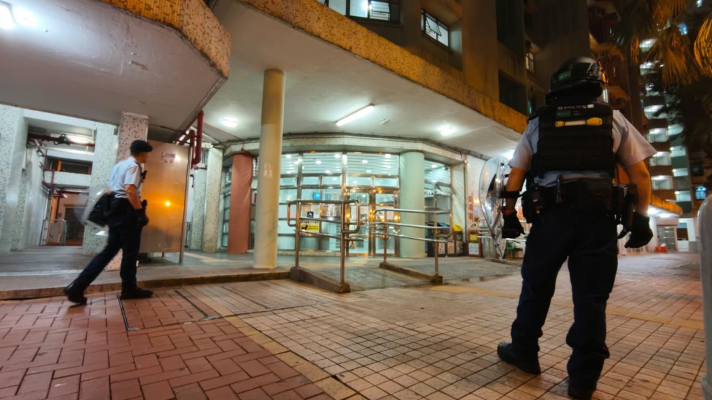 女子離開荷里活廣場後前往慈正邨。黃文威攝 女子離開荷里活廣場後前往慈正邨。黃文威攝