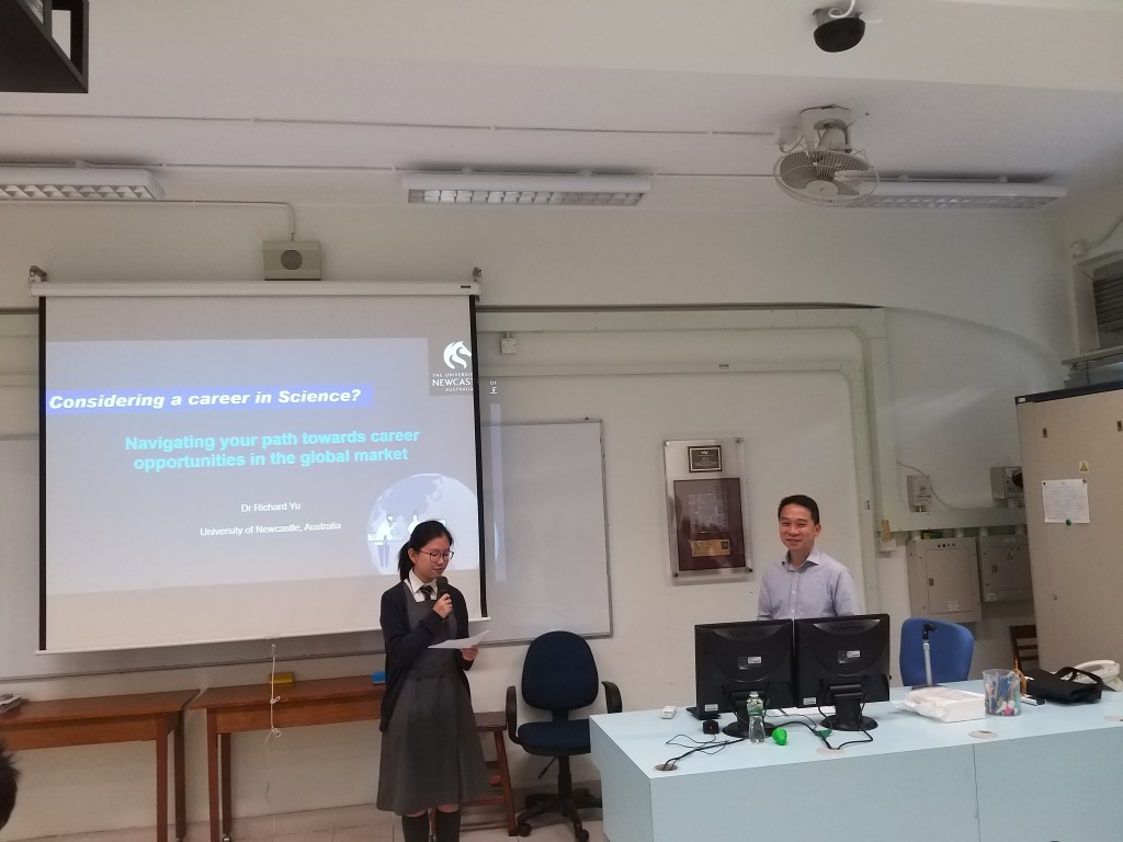 Batsy(左)於循道中學擔任升學及就業輔導大使期間,為升學講座擔任主持。 Batsy(左)於循道中學擔任升學及就業輔導大使期間,為升學講座擔任主持。