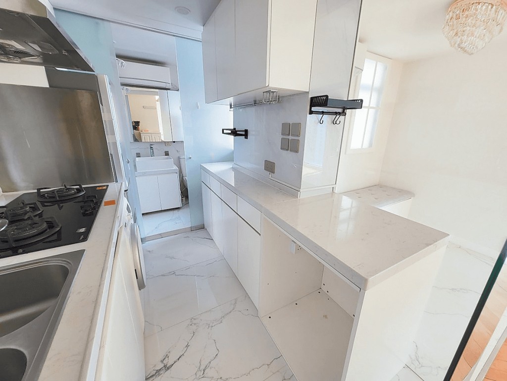 廚房面積寬敞,保養不俗。