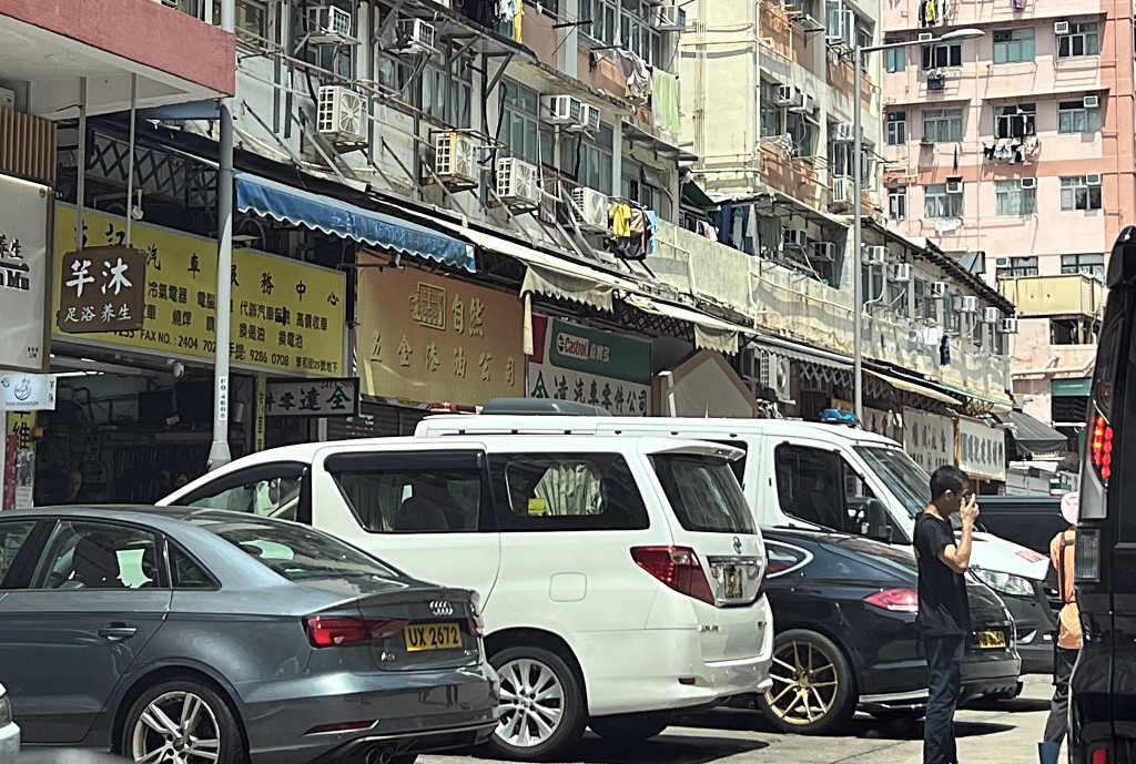 今午警車停泊在車房前錶位。fb:車cam L(香港群組) 今午警車停泊在車房前錶位。fb:車cam L(香港群組)