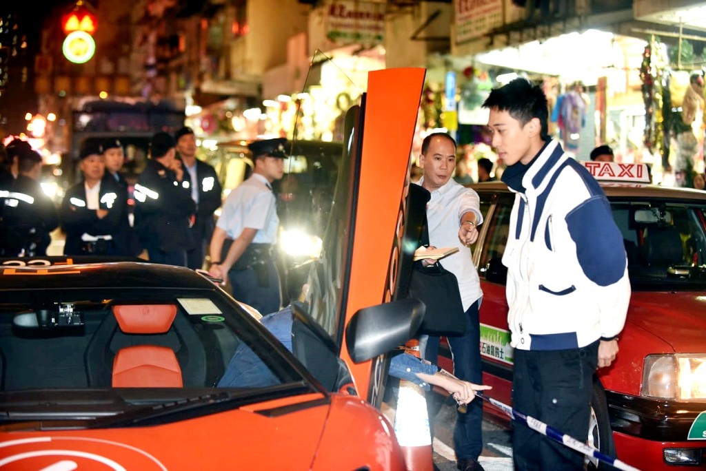 幣少爺被鎖上手銬,由探員押返現場搜車。