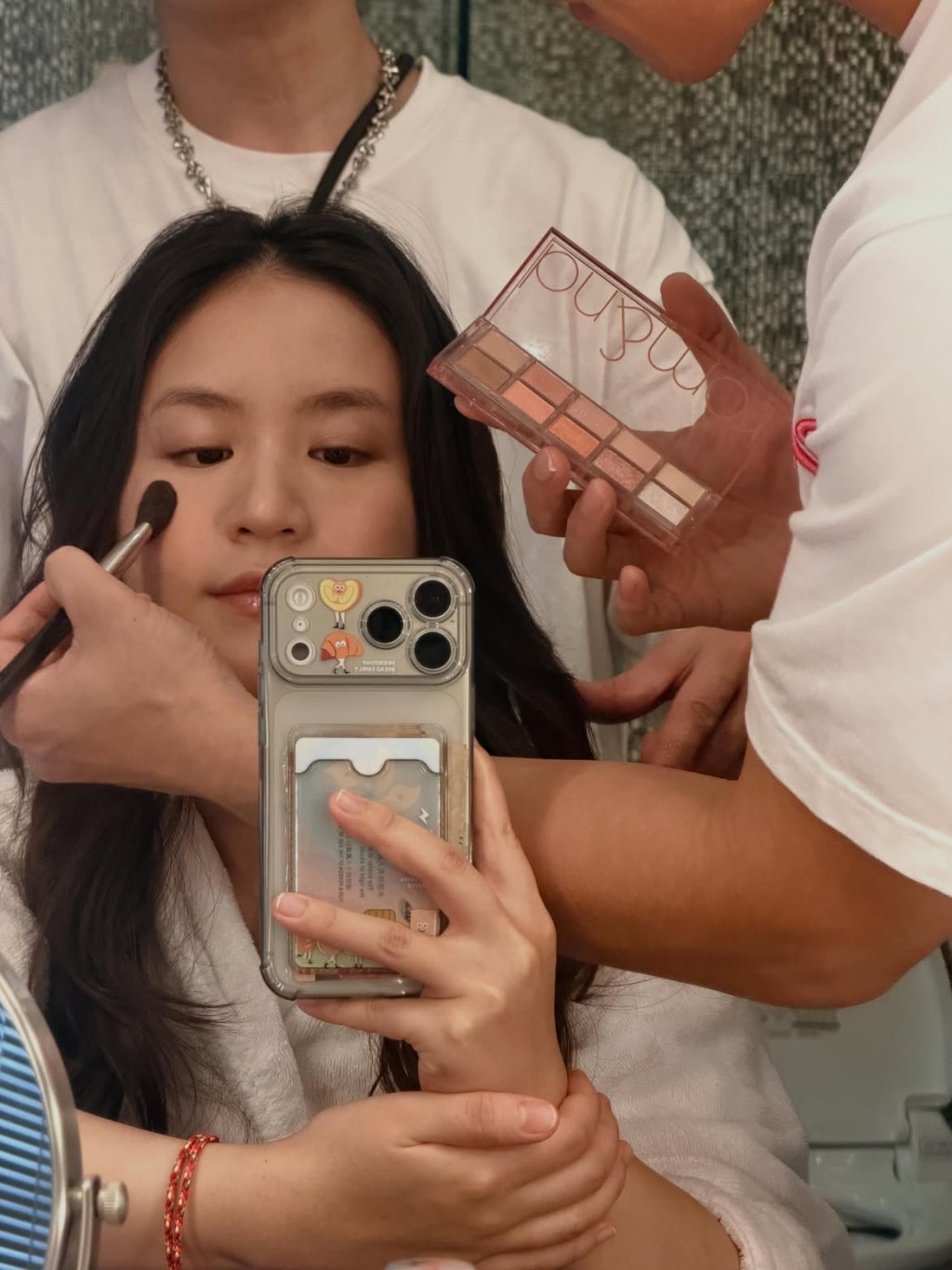 莊雅婷化妝時自拍。 莊雅婷化妝時自拍。