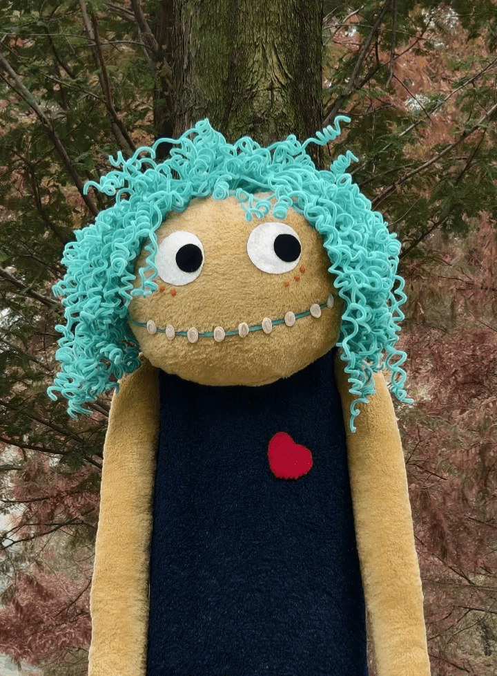 重慶渝興廣場上的「大樹人偶」,備受爭議。 重慶渝興廣場上的「大樹人偶」,備受爭議。