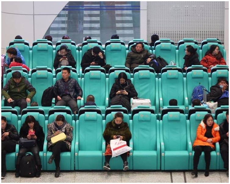 座椅提供按摩和充电服务。网图