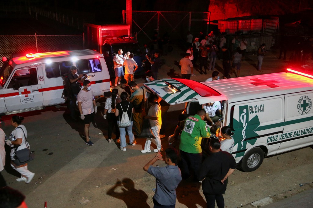 薩爾瓦多球場發生人踩人事件，傷者被送上救護車。(路透社)