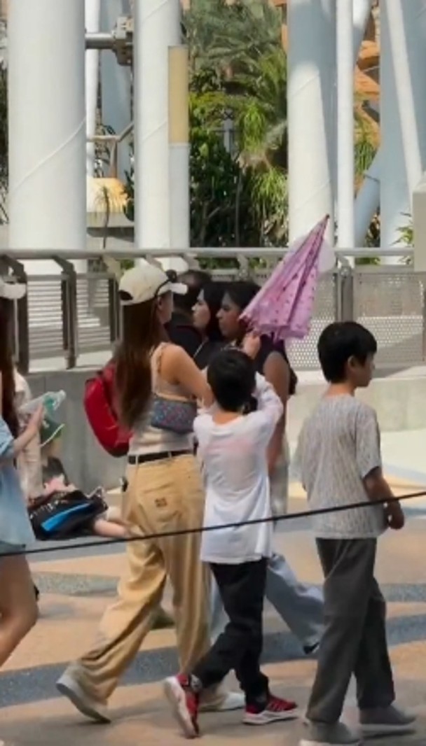 Angelababy兩母子感情好好。 Angelababy兩母子感情好好。