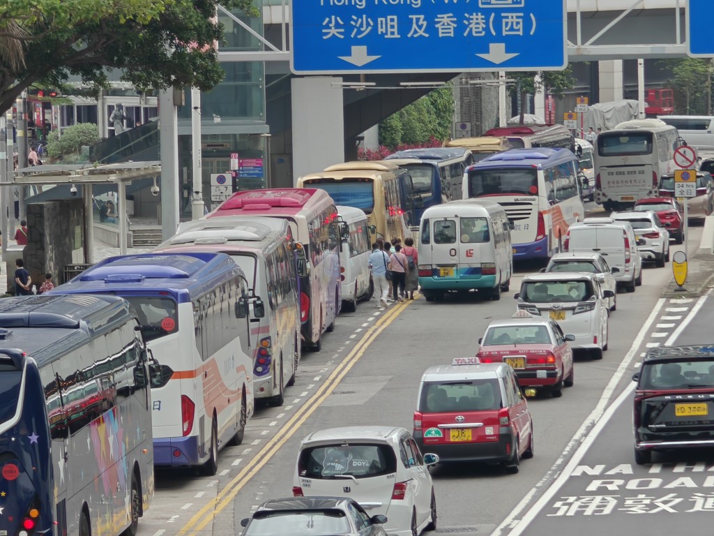 方安妮指本港旅遊巴泊車地方不多，是業界頭痛的問題。