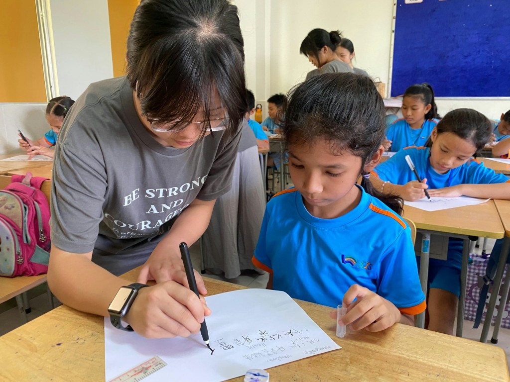 除本地義工服務，宗教組更多次籌備柬埔寨金邊義工之旅，讓學生服侍當地學童，學懂施比受更有福的道理。