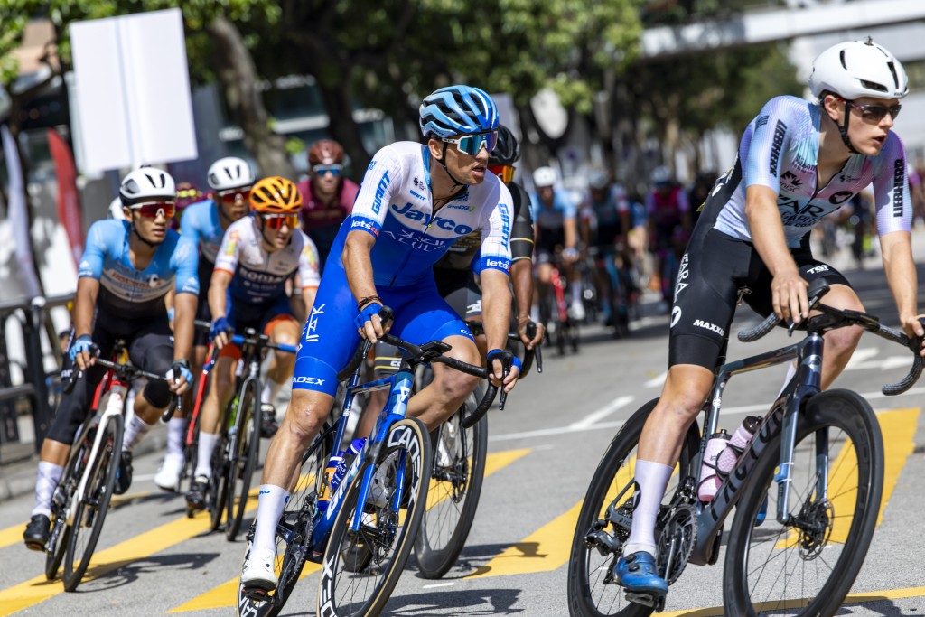國際單車聯盟(UCI)1.1級公路賽採用全新100公里路線,吸引來自11個國家及地區的17支單車勁旅。 國際單車聯盟(UCI)1.1級公路賽採用全新100公里路線,吸引來自11個國家及地區的17支單車勁旅。