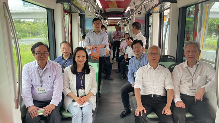 謝展寰（右二）和訪問團試坐氫能源有軌電車。