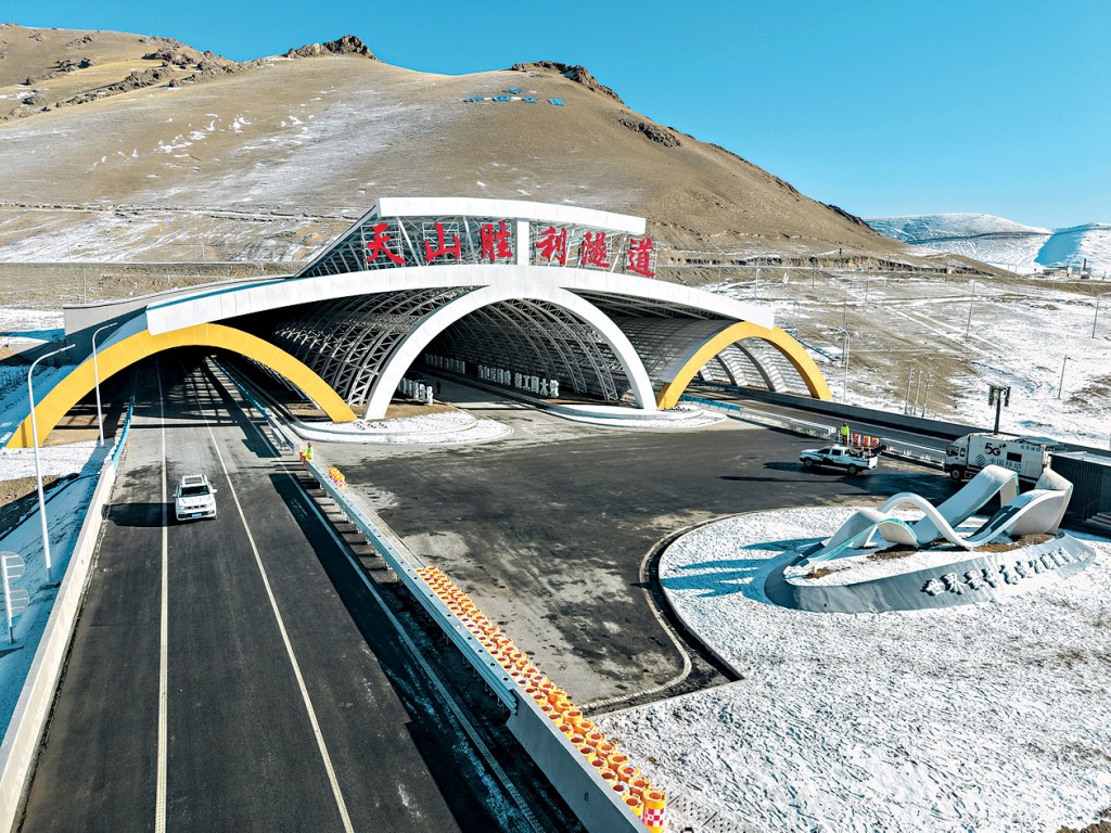 天山勝利隧道昨日通車，中國再創造隧道建設的新奇蹟。