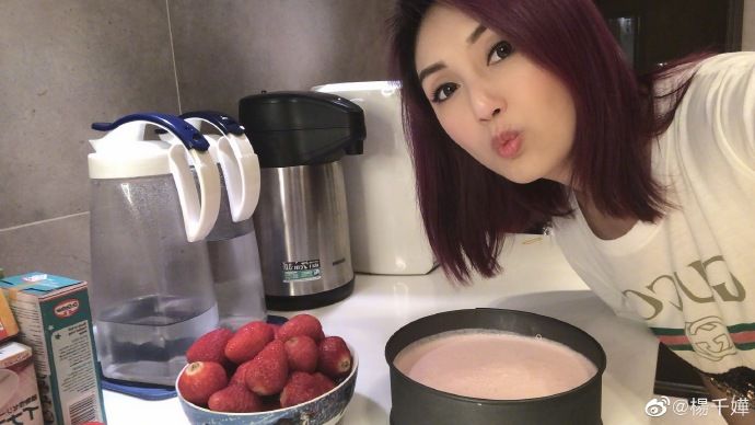 楊千嬅留喺屋企不時下廚做吓甜品。