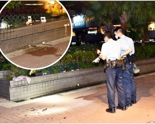 現場遺下酒瓶碎片。警方到場調查。
