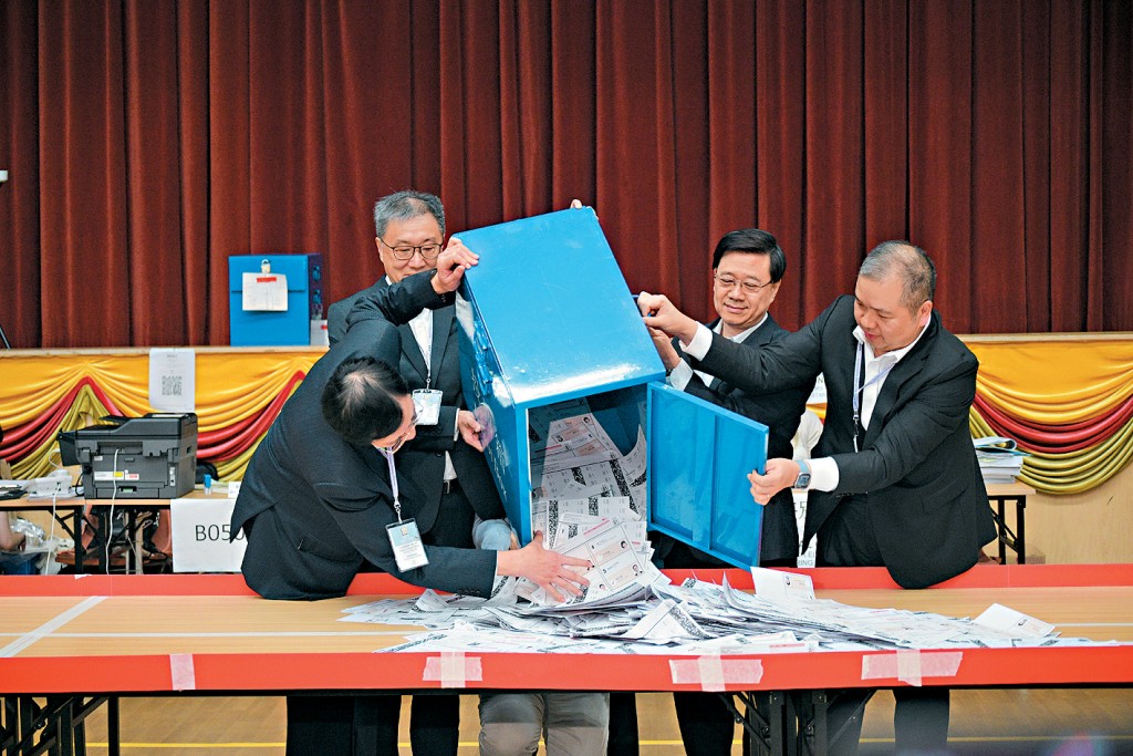 政府擬引入「智能投票箱」,提醒選民確認選票是否填劃有誤。