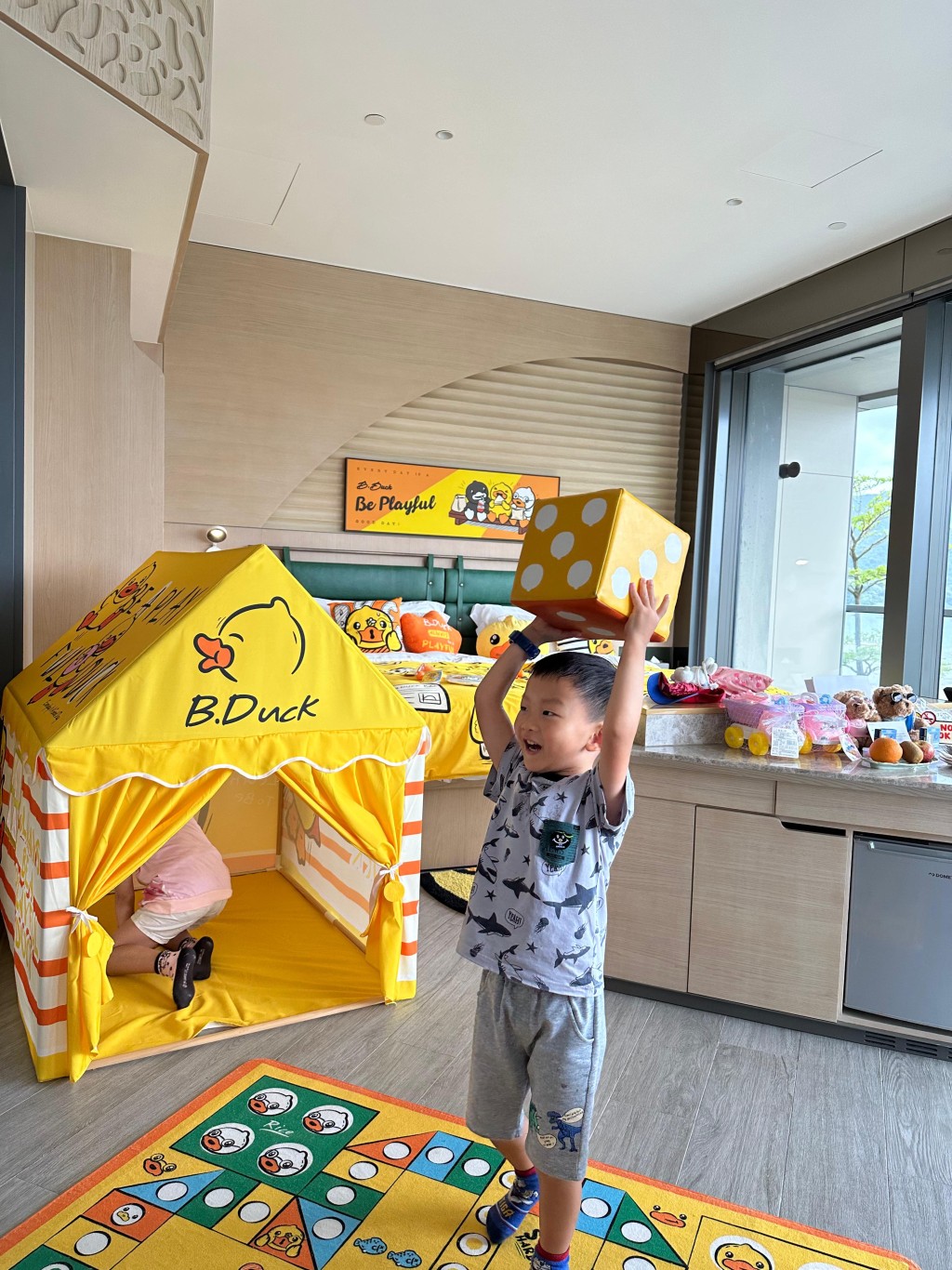 主題套房空間寬敞,地板鋪有小黃鴨飛行棋地氈和骰仔供小孩遊玩。(圖片來源:《親子王》) 主題套房空間寬敞,地板鋪有小黃鴨飛行棋地氈和骰仔供小孩遊玩。(圖片來源:《親子王》)