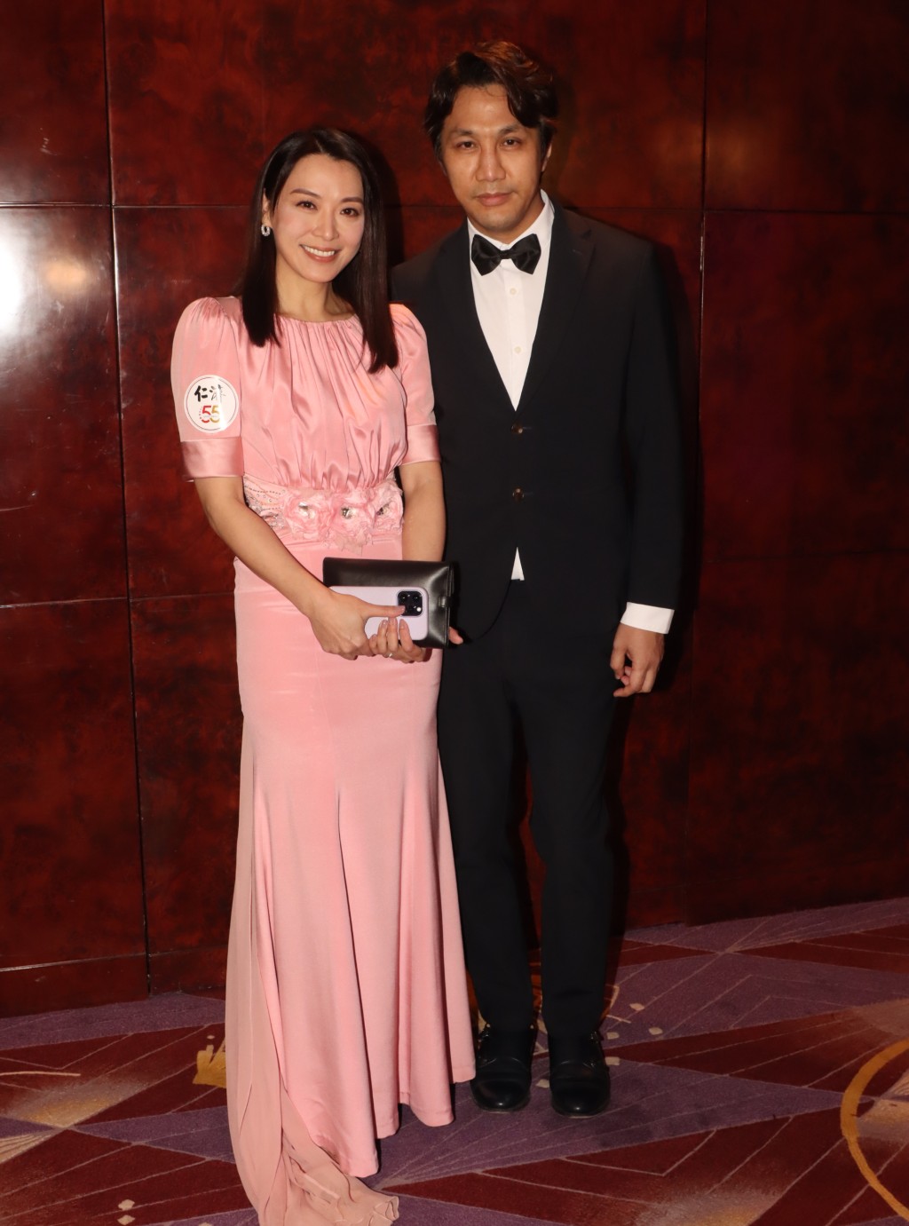 陳煒穿上粉紅色晚裝裙與老公一同出席舞會。