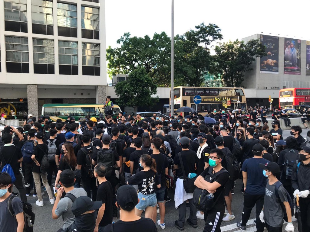 示威者佔據大會堂外干諾道中