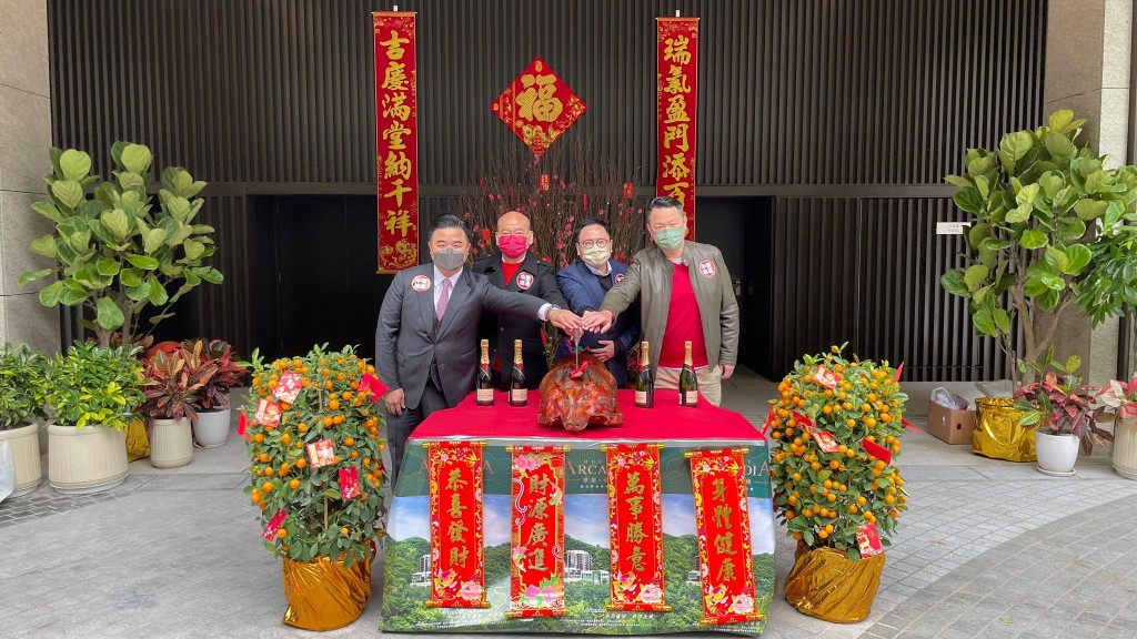 畢架‧金峰推730天提早入住付款。右為遠東陳富強、左二為中原陳永傑