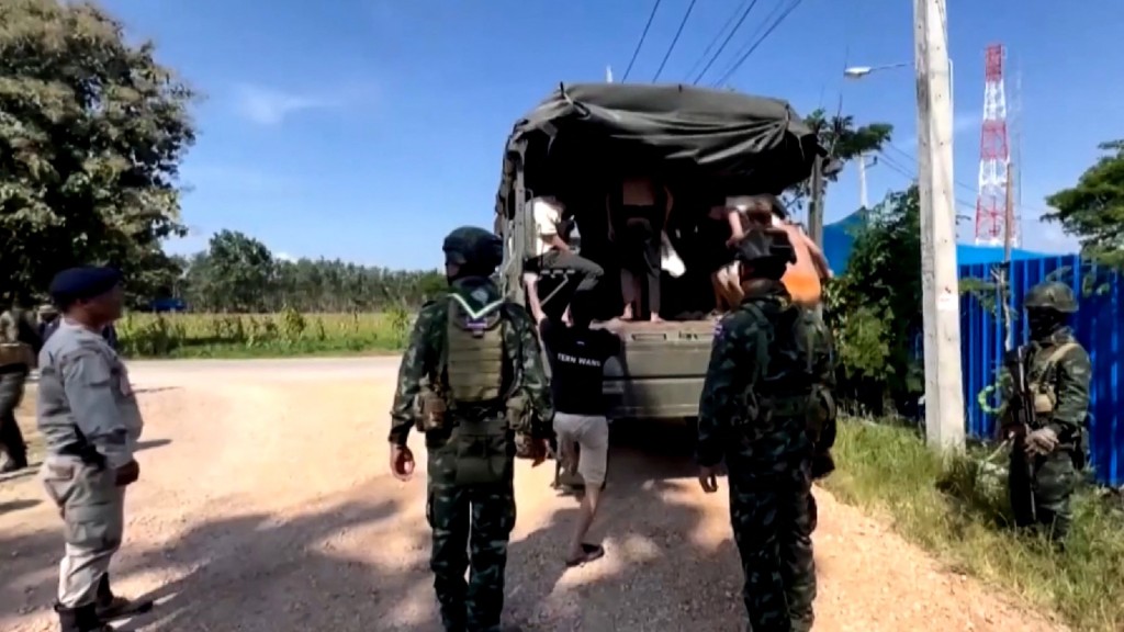泰國士兵攔截從緬甸「KK園區」偷渡入境的人。 法新社 泰國士兵攔截從緬甸「KK園區」偷渡入境的人。 法新社