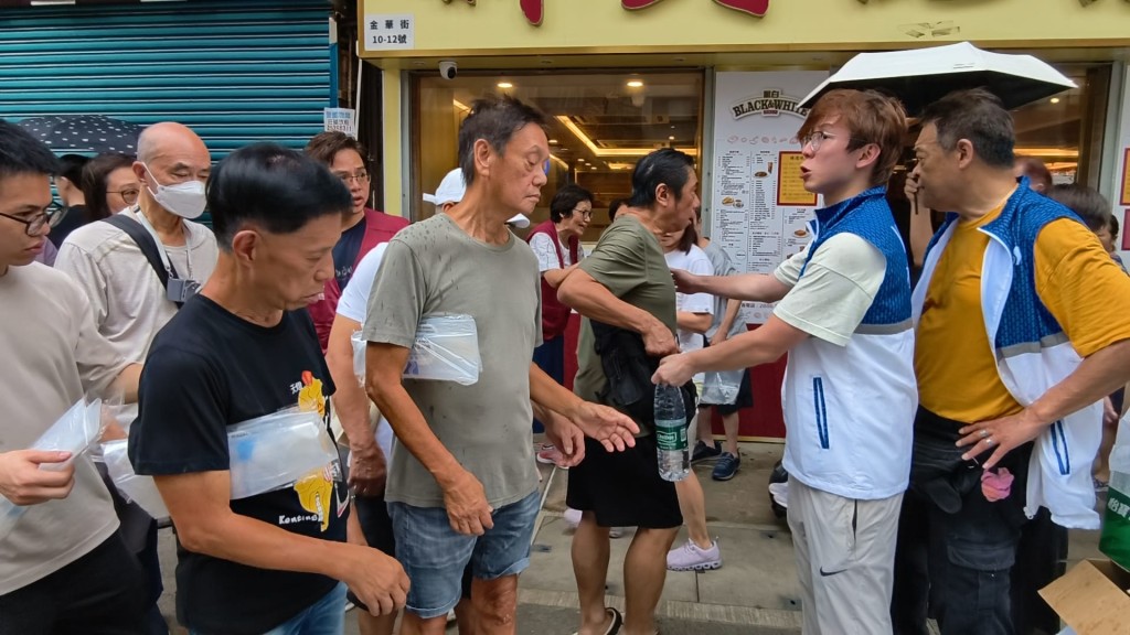 人員派發食水期間,有市民鼓譟。 人員派發食水期間,有市民鼓譟。