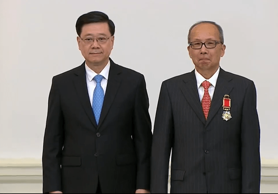 李家超向馮紹波頒發大紫荊勳章。港台FB影片截圖