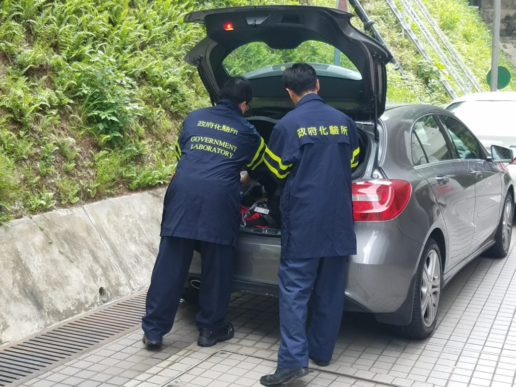 政府化驗師到場協助蒐證。楊偉亨攝