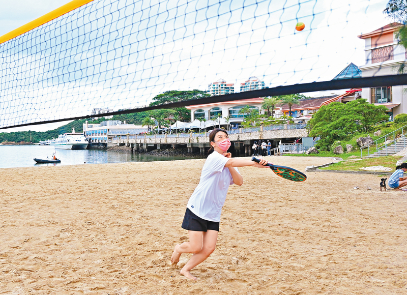 ●在沙灘架設好球網即可暢玩沙灘網球。