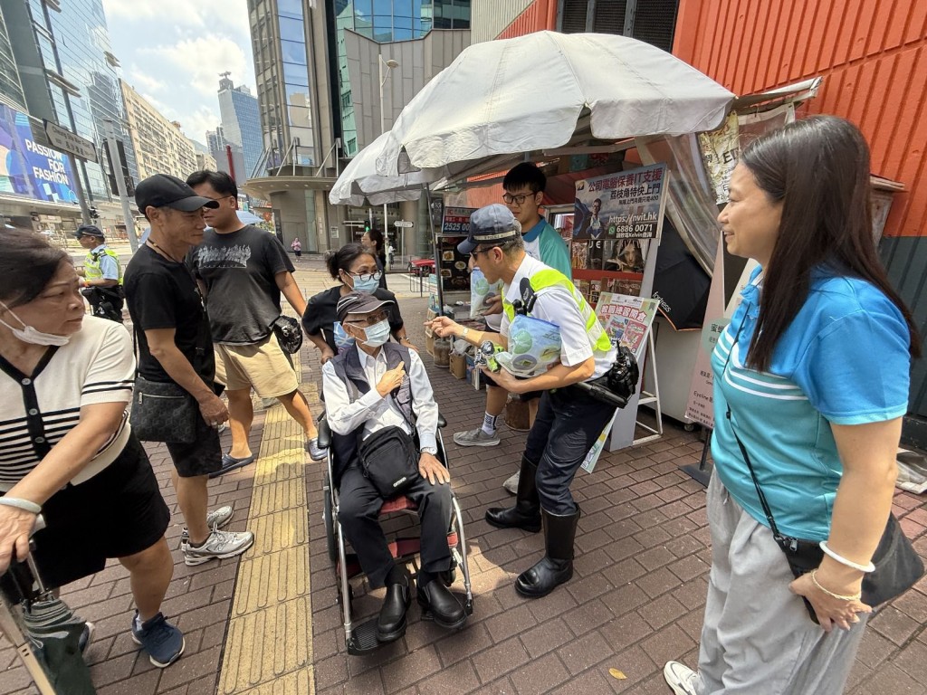 警方於西九龍多個交通意外多發地點進行宣傳教育，向市民派發單張及紀念品，主動向市民講解道路安全要點。