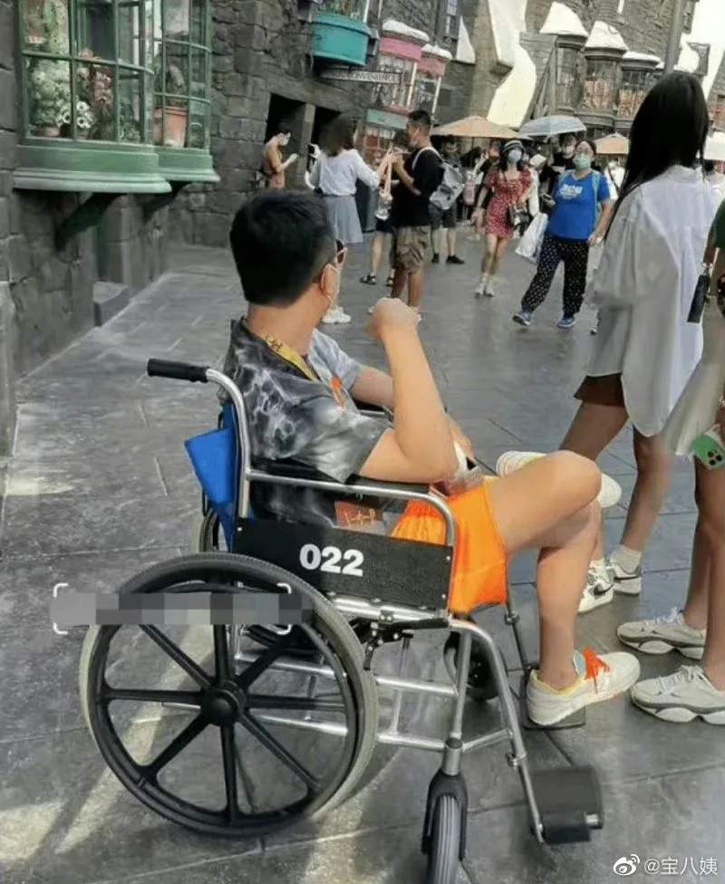 王思聪曾被拍到坐轮椅游乐园。
