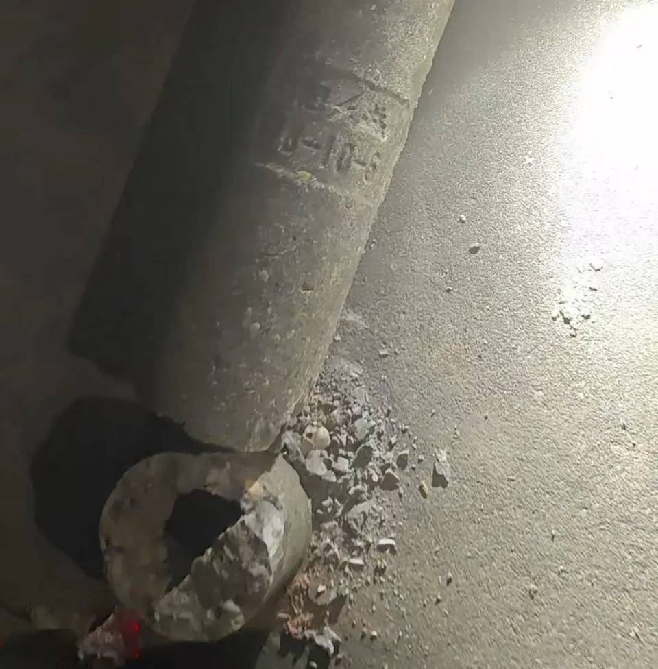 廢棄電線桿斷裂釀悲劇。