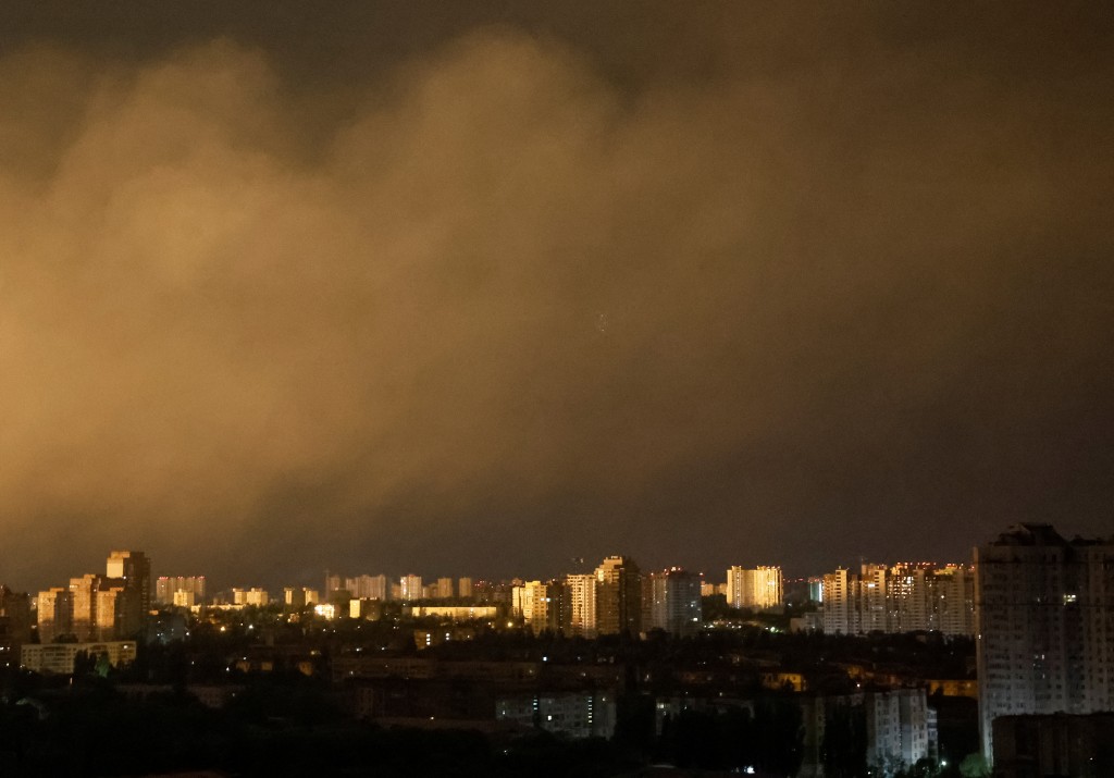 俄军袭乌克兰期间，导弹爆炸的闪光照亮了基辅的夜空。reuters