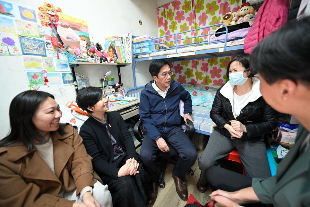 財政司副司長黃偉綸和何永賢多次探訪劏房戶。何永賢FB圖片