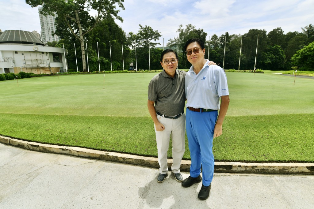 林健锋(左)昨在粉岭高尔夫球场巧遇马时亨(右)。卢江球摄