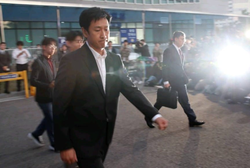 李善均對記者態度看似真誠，但韓媒指他受查時遲到半小時。