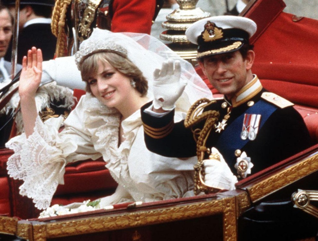 1981年7月29日，查理斯和戴安娜结婚当天一起乘坐马车。 美联社