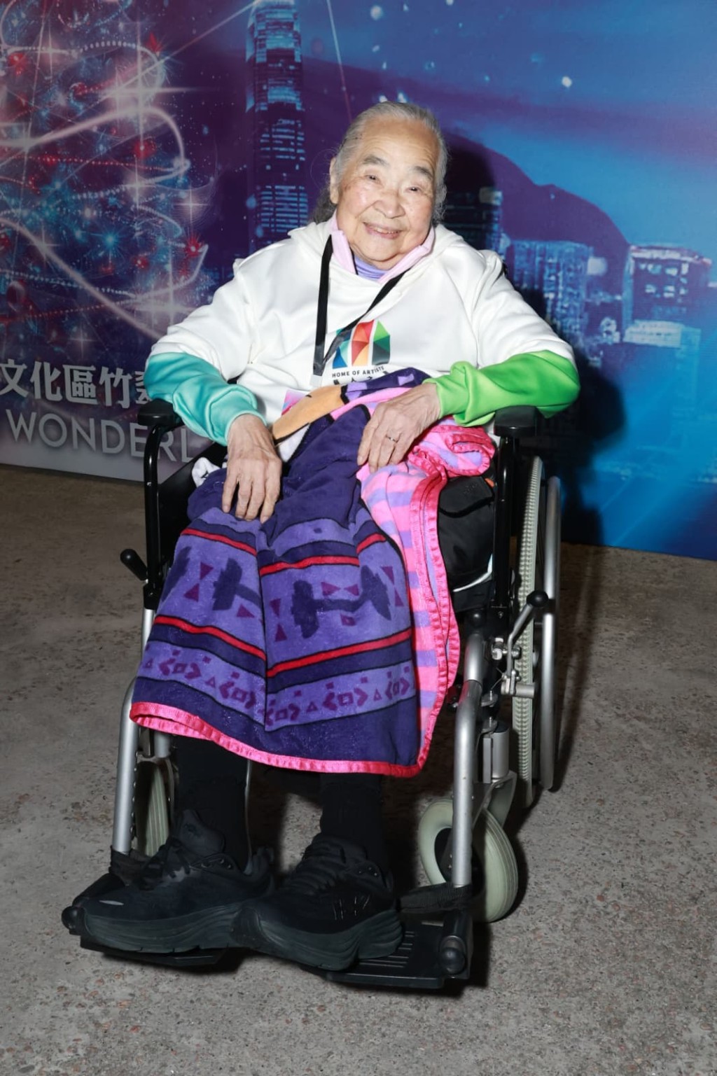 喬宏遺孀小金子(喬媽)來港獻唱。 喬宏遺孀小金子(喬媽)來港獻唱。
