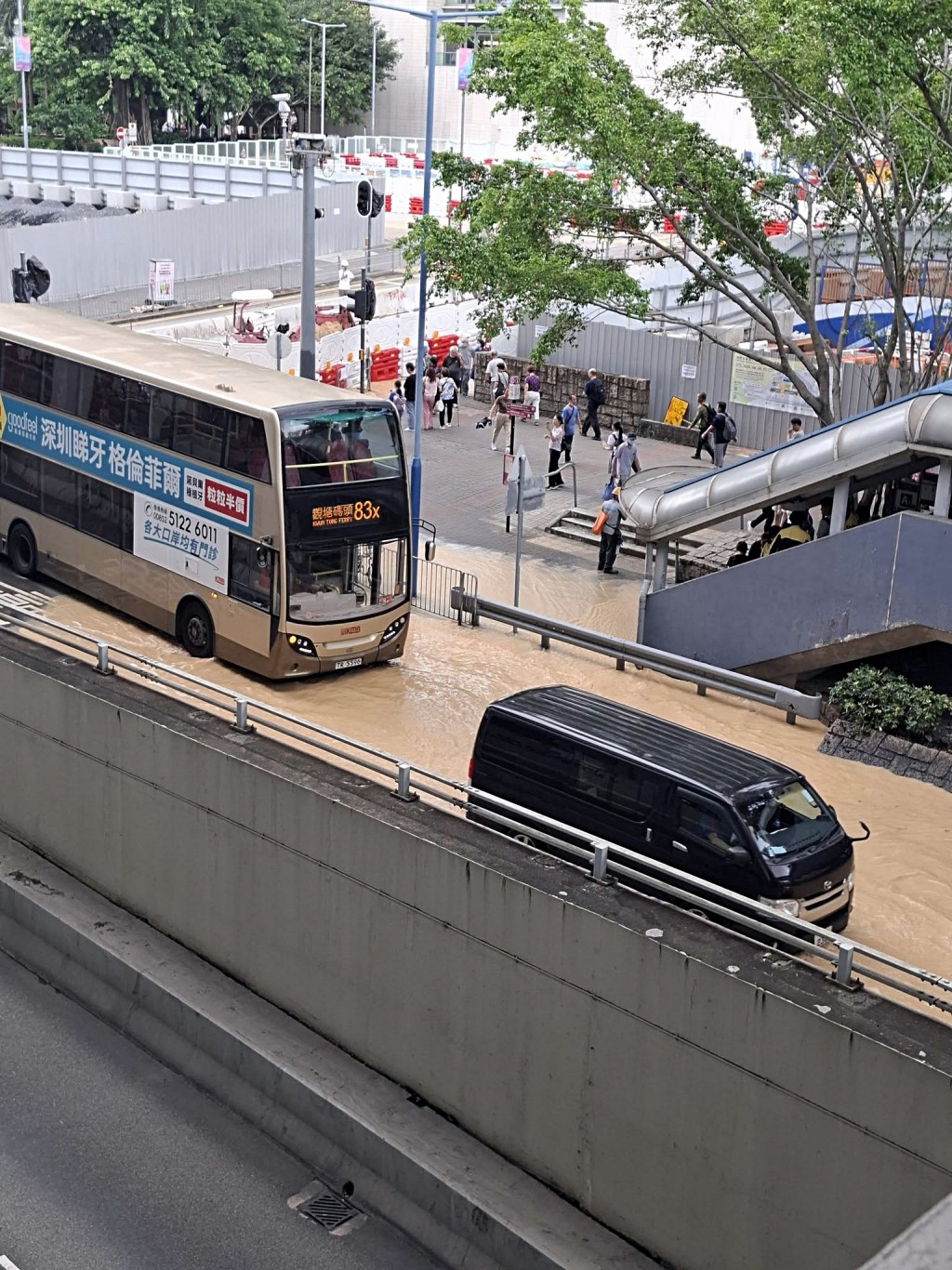 汽車在水中駛過。網圖 汽車在水中駛過。網圖