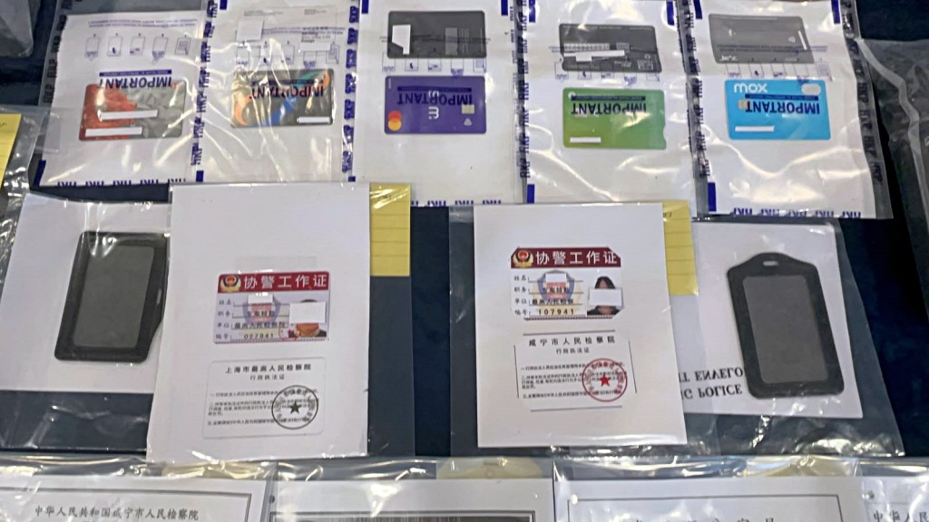 警方展開有關證物。楊偉亨攝 警方展開有關證物。楊偉亨攝