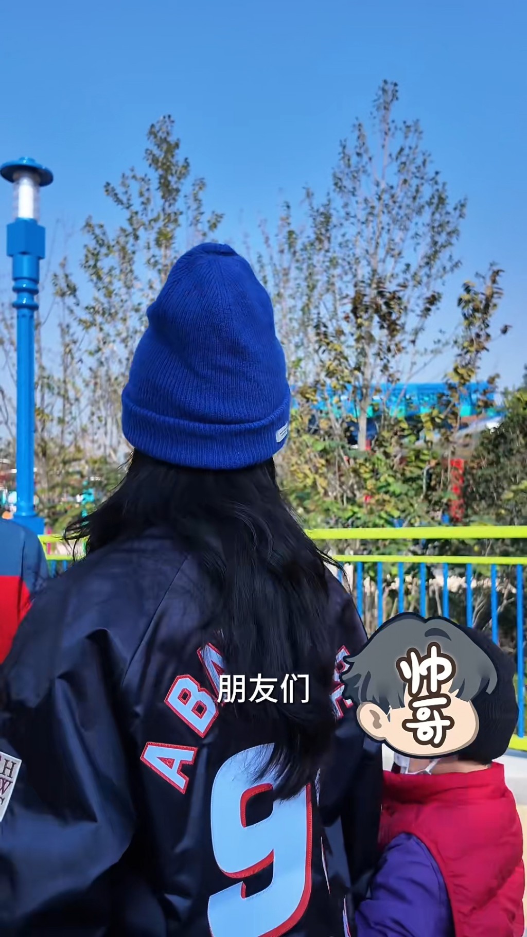 張栢芝與兒子Marcus的溫馨背影，盡顯母子情深。