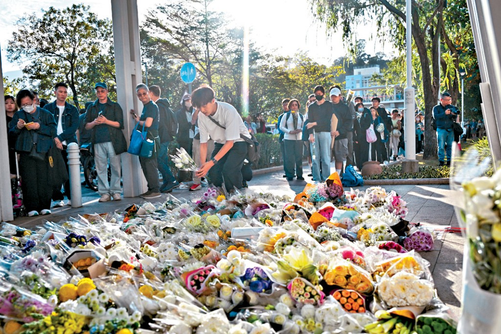 大批市民自發到廣福休憩處排隊獻花。