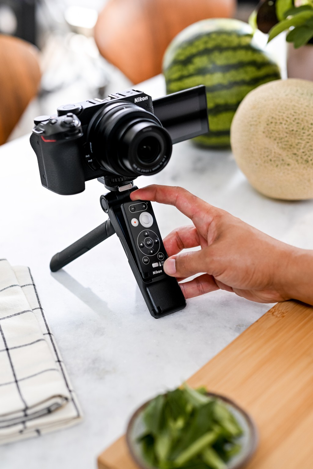 3吋LCD芒可以180度翻出，配合SmallRig Triple Grip 3070手柄，自拍取景更輕鬆，還可取出Remote遙控拍攝。