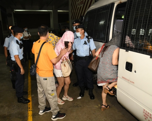 警方於葵涌搗百家樂賭場，拘13名男女。