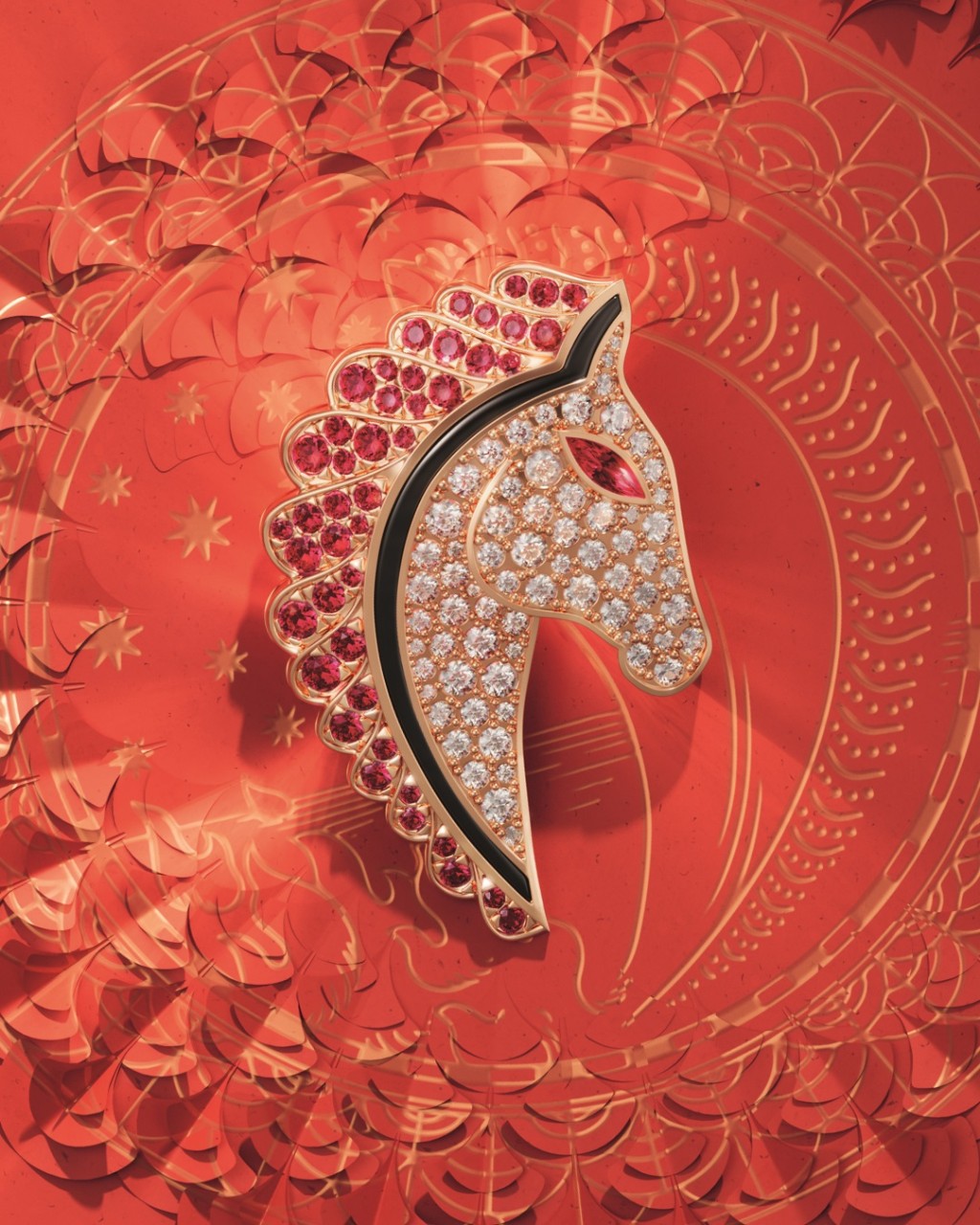 Bvlgari馬年胸針以黃金鑄造，鑲嵌超過40顆凸圓形切割紅寶石、密鑲鑽石及黑色縞瑪瑙。（$325,000）