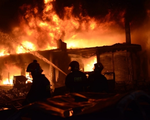 孟加拉首都一個舊區有公寓發生大火，50多人葬身火海，至少50人受傷。(網圖)