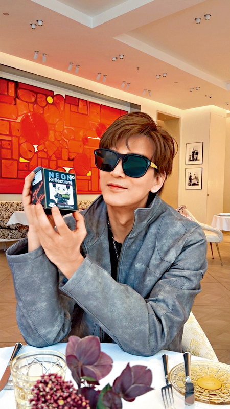 東東對自己的周邊紀念公仔愛不釋手。